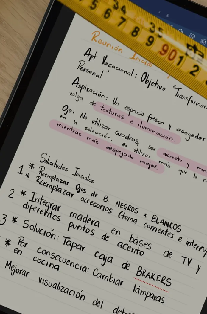 Notas de una reunión inicial en la tableta, con la cinta métrica encima: aspiración, solicitudes y soluciones del cliente